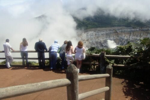 Viewing_area_Poas_volcano_6651_CRI_08_2009.jpg